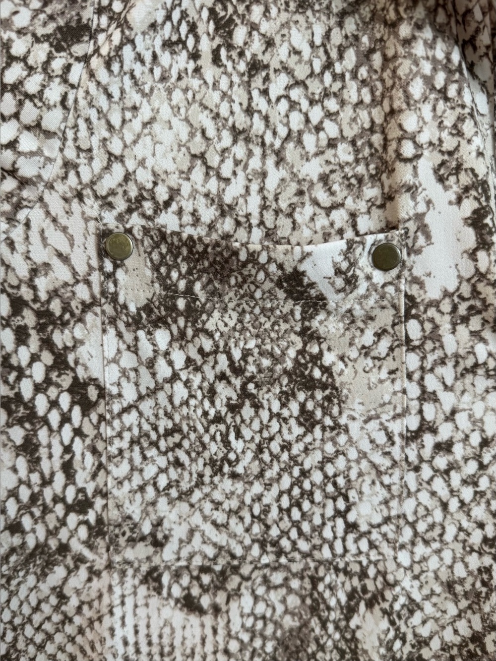 Jones New York Snake-Print V-Neck Blouse! Size Medium. π - Picture 3 of 12